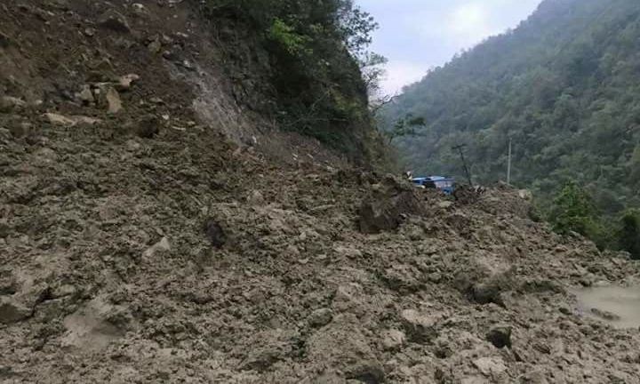 पहिरोका कारण मध्यपहाडी लोकमार्गमा अवरुद्ध